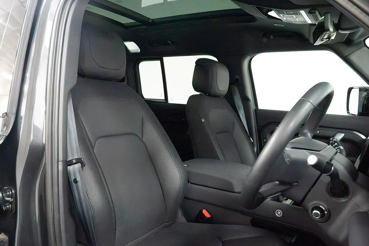 Land Rover Defender 2023 photo 2