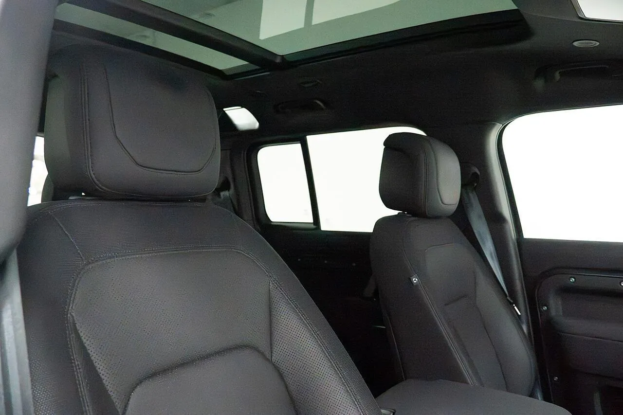 Land Rover Defender 2023 photo 3