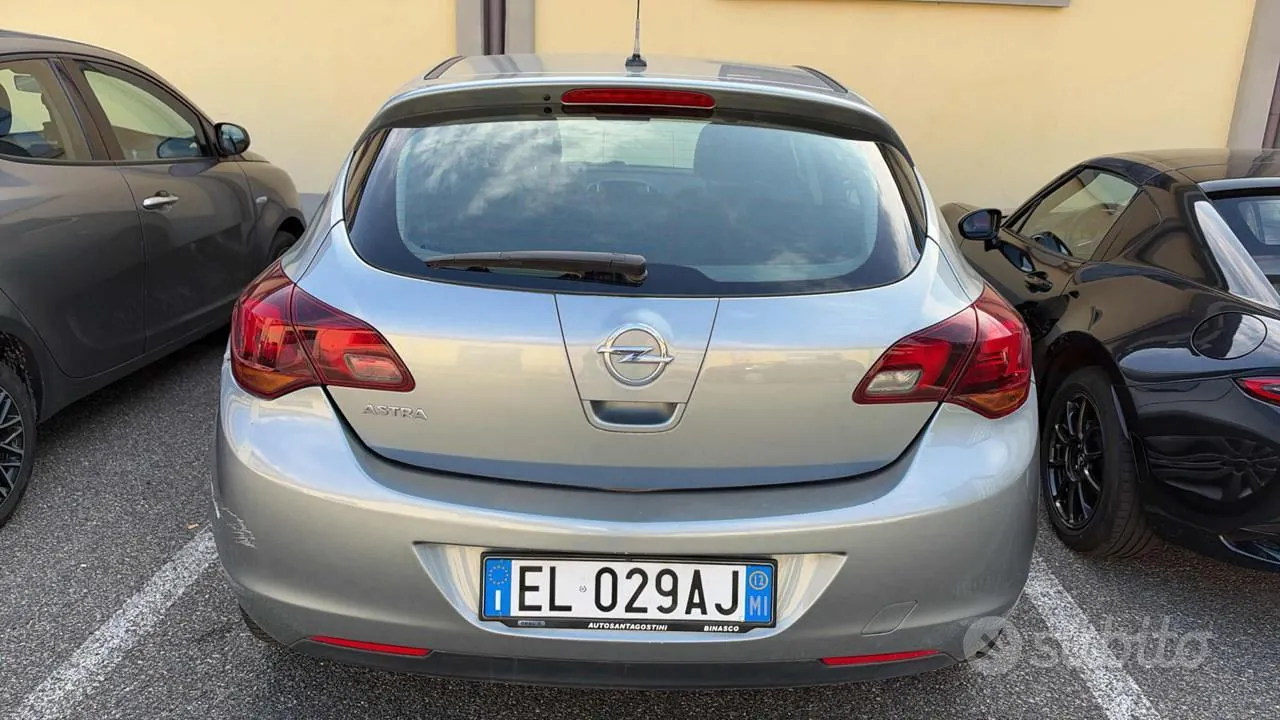 Opel Astra 2012 photo 2