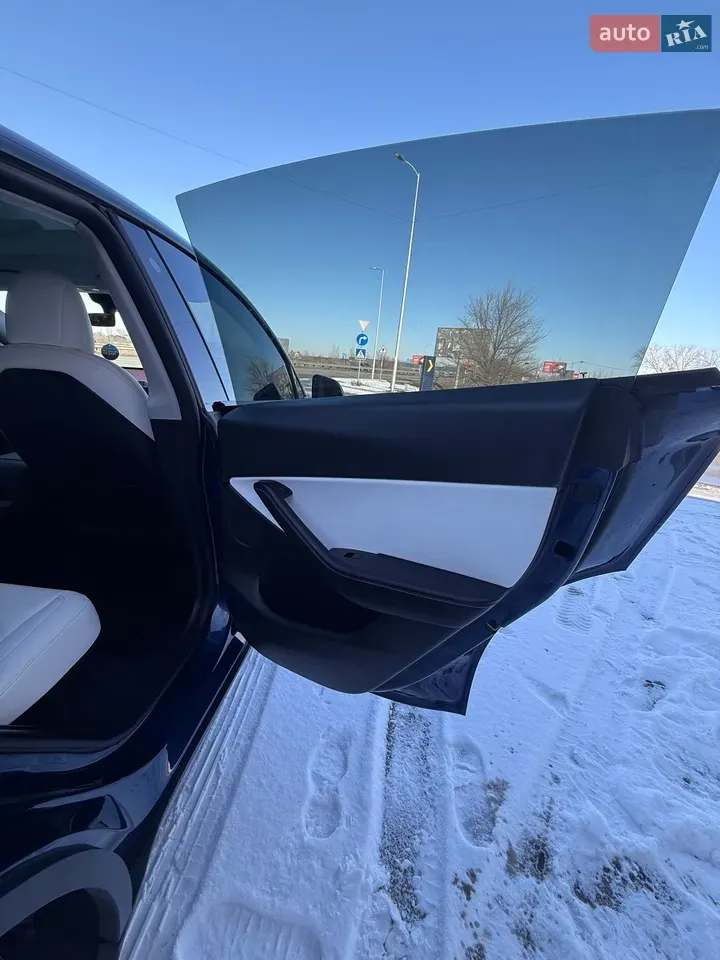 Tesla Model Y 2022 photo 2