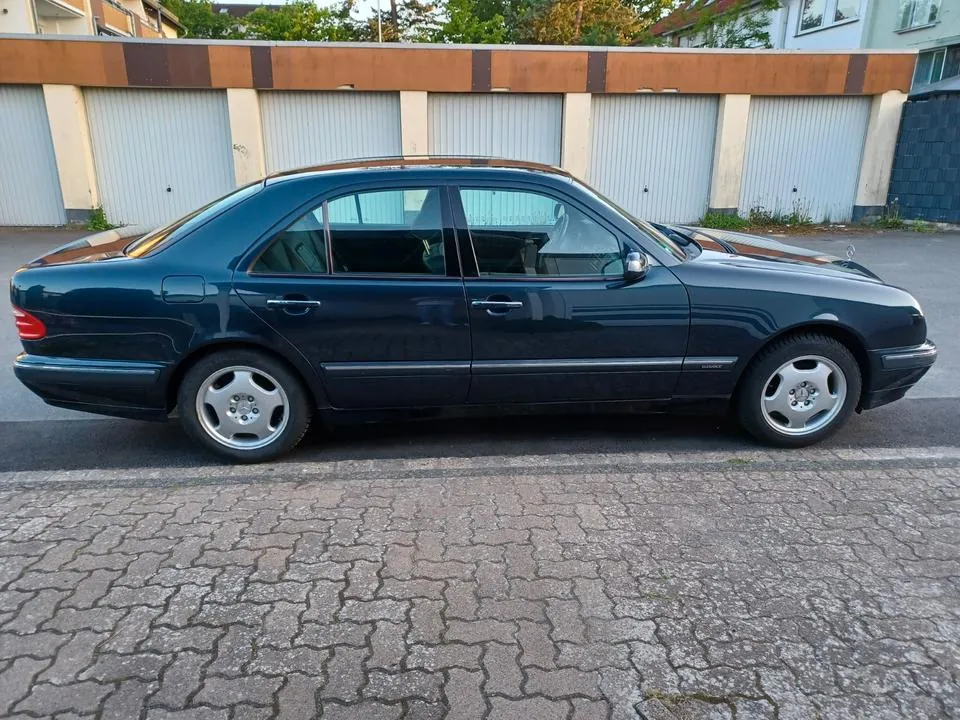 Mercedes-Benz E200