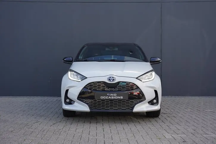 Toyota Yaris 2023 photo 2