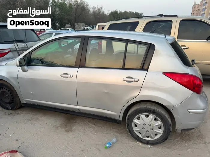 Nissan Tiida 2011 photo 3