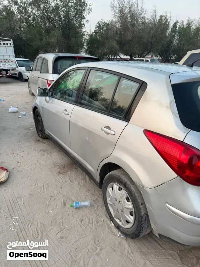 Nissan Tiida 2011 photo 2