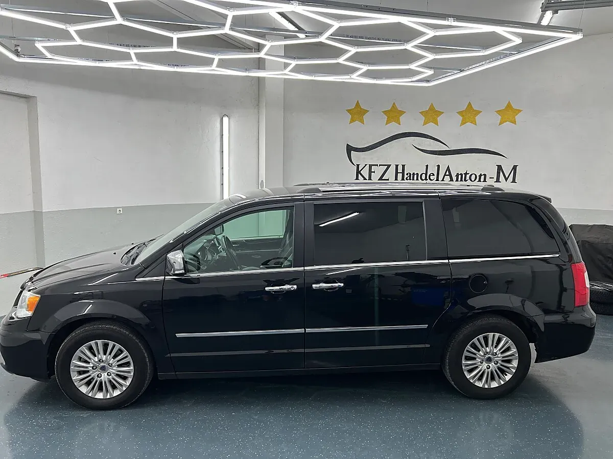 Lancia Voyager 2014 photo 2