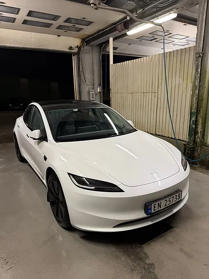 Tesla Model 3 2025 photo 2