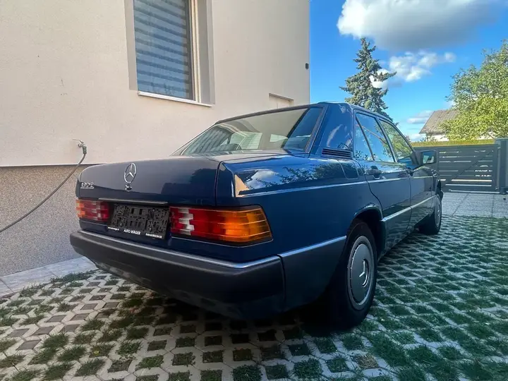 Mercedes-Benz 190E 1990 photo 3
