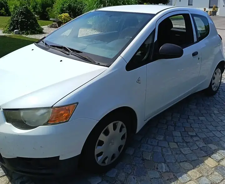 Mitsubishi Colt 2011 photo 2