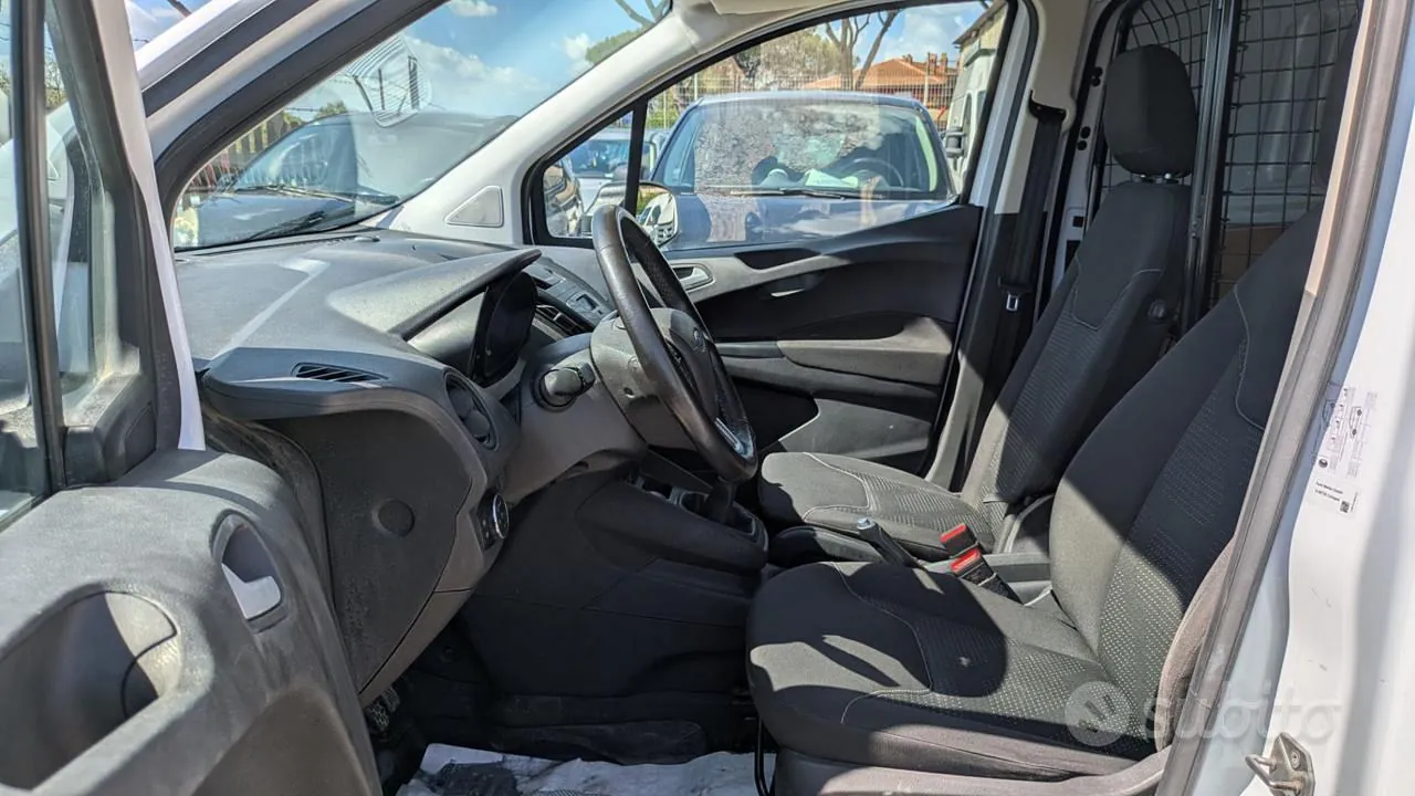 Ford Transit Courier 2023 photo 4