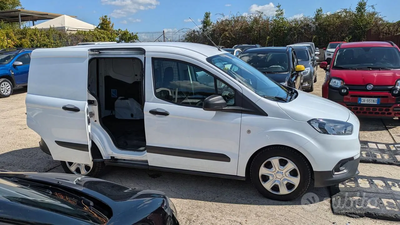 Ford Transit Courier 2023 photo 3