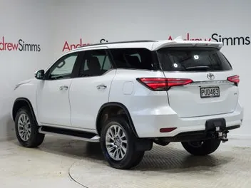 Toyota Fortuner 2023 photo 3