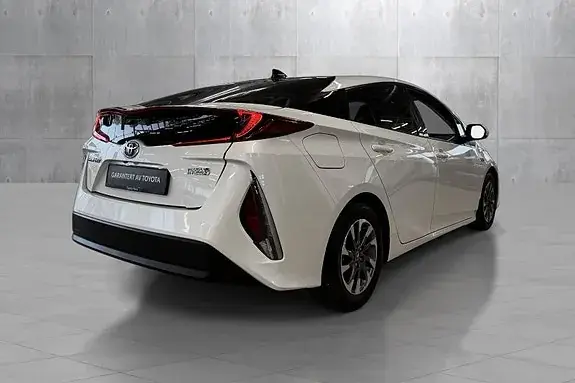 Toyota Prius Plug-In Hybrid 2017 photo 5
