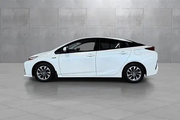 Toyota Prius Plug-In Hybrid 2017 photo 2