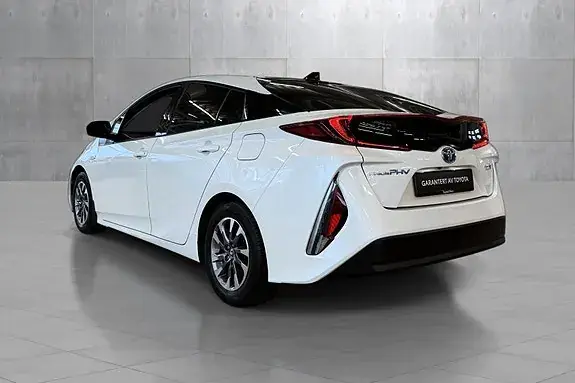 Toyota Prius Plug-In Hybrid 2017 photo 3