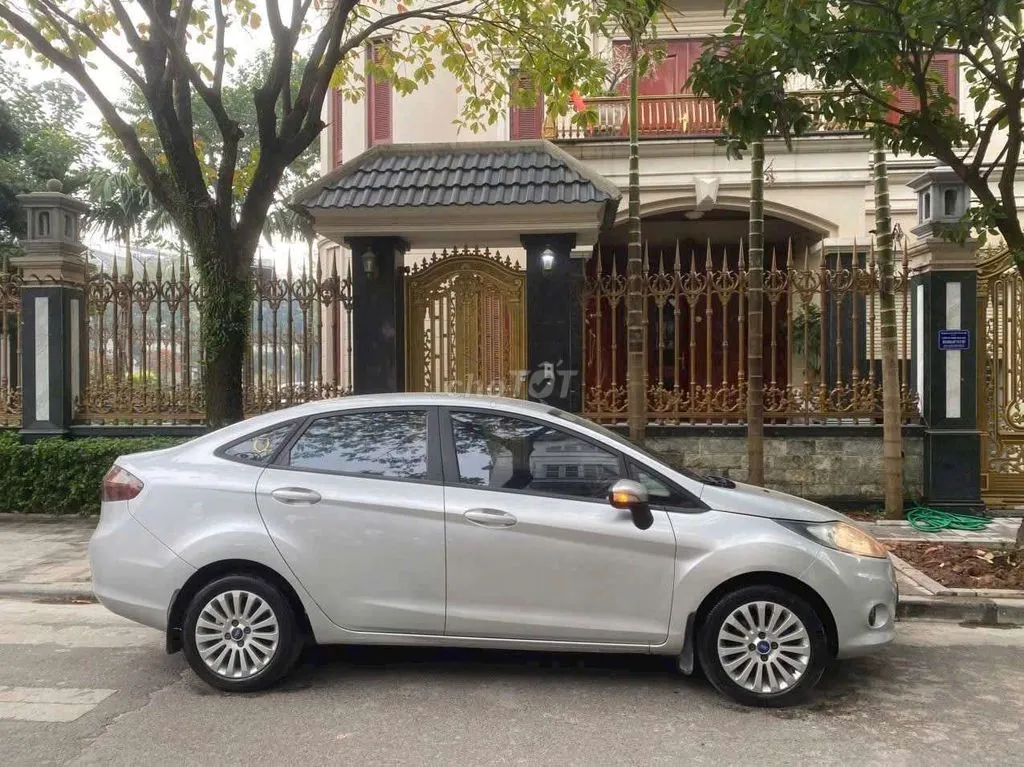 Ford Fiesta 2011 photo 2
