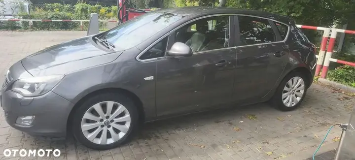Opel Astra 2010 photo 2
