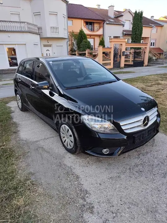 Mercedes-Benz B 180