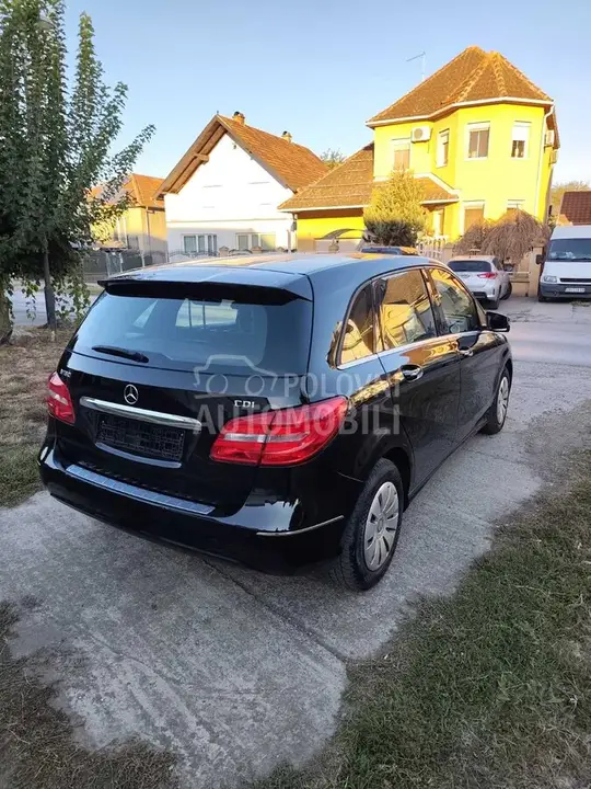 Mercedes-Benz B 180 2014 photo 2