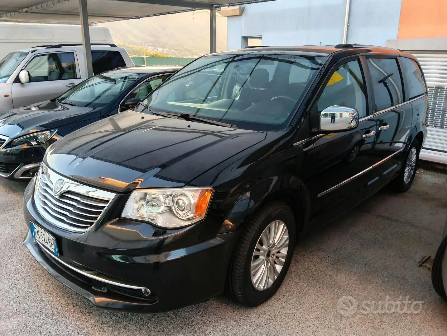 Lancia Voyager 2012 photo 2