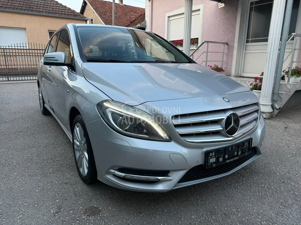 Mercedes-Benz B 200 2012 photo 2