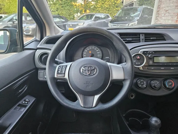 Toyota Yaris 2014 photo 2
