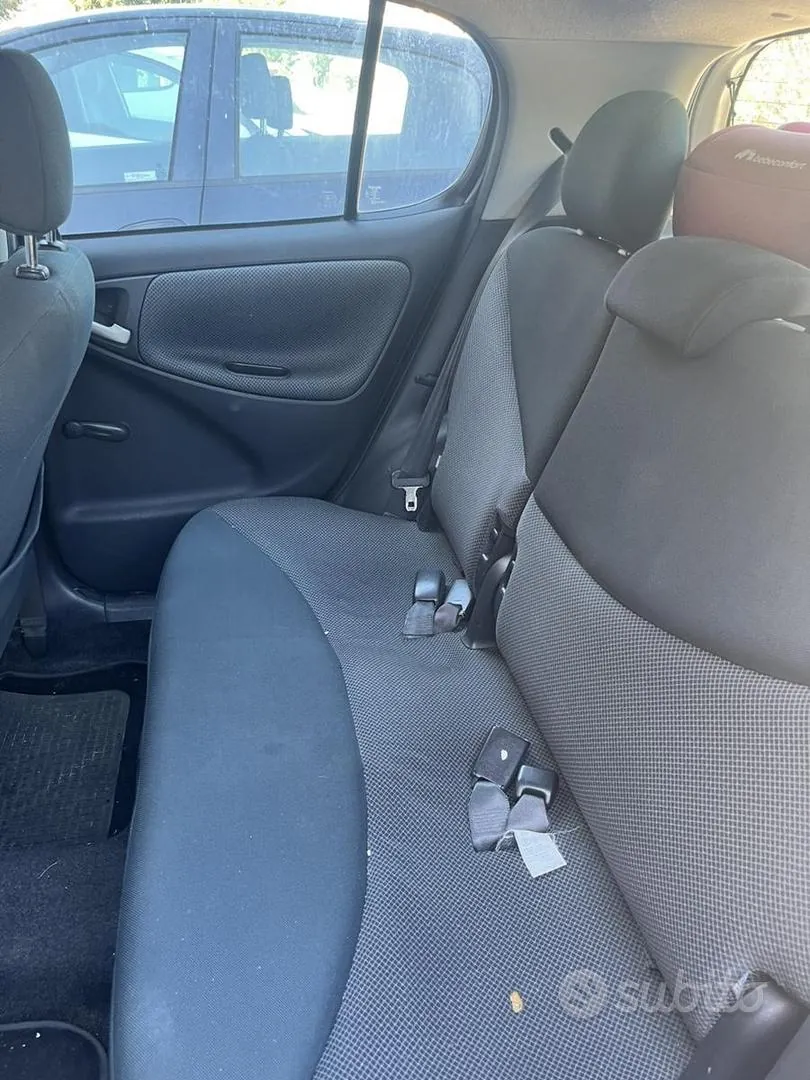 Toyota Yaris 2003 photo 3