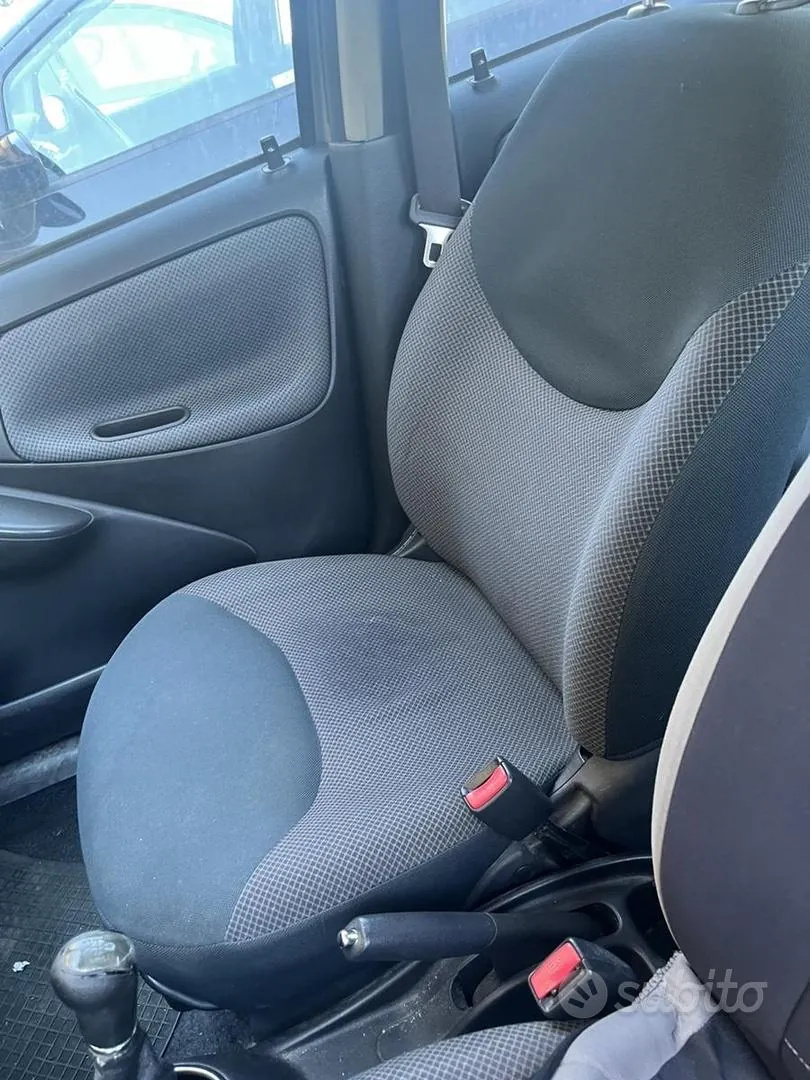 Toyota Yaris 2003 photo 4