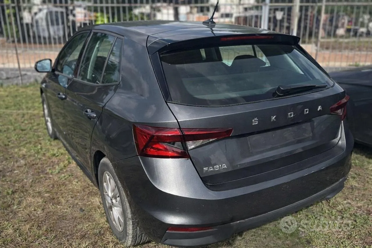 Skoda Fabia 2023 photo 2