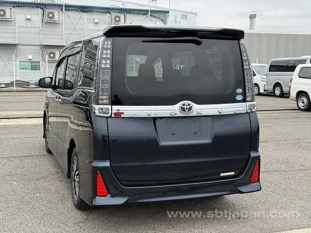 Toyota Voxy 2016 photo 3