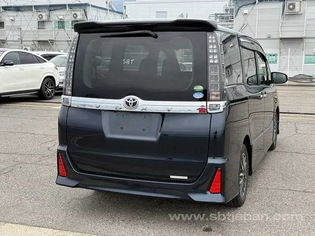 Toyota Voxy 2016 photo 4