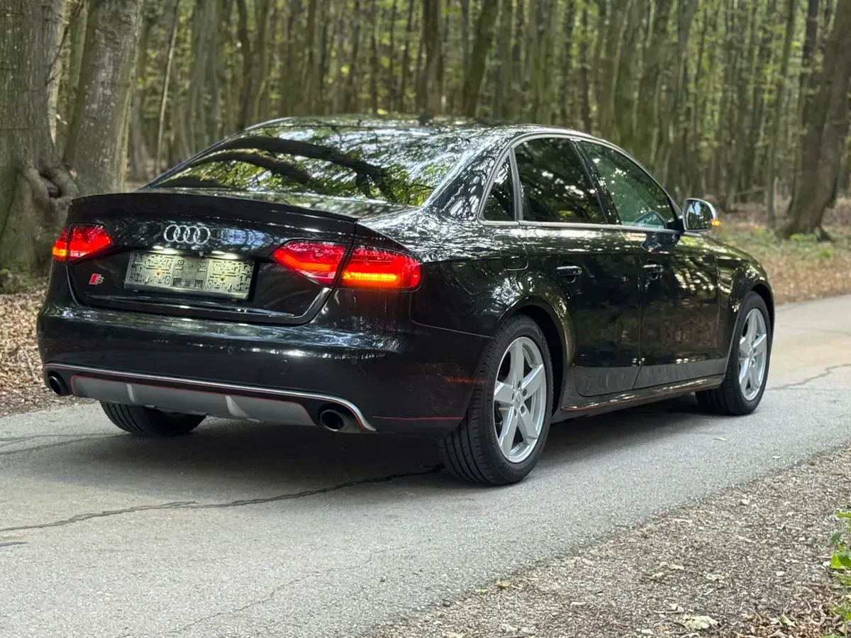 Audi A4 2009 photo 2