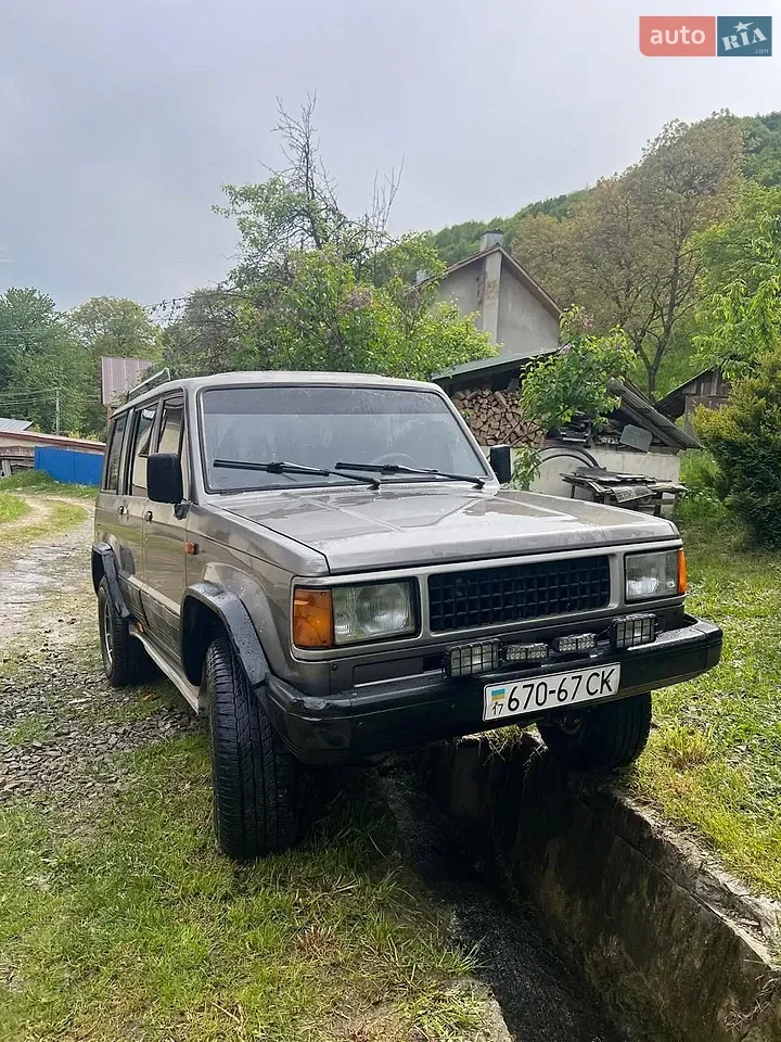 Isuzu Trooper 1988 photo 2