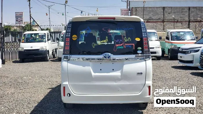 Toyota Voxy 2017 photo 3