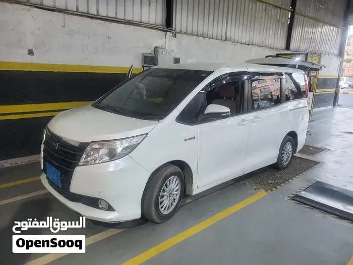Toyota Voxy 2017 photo 4