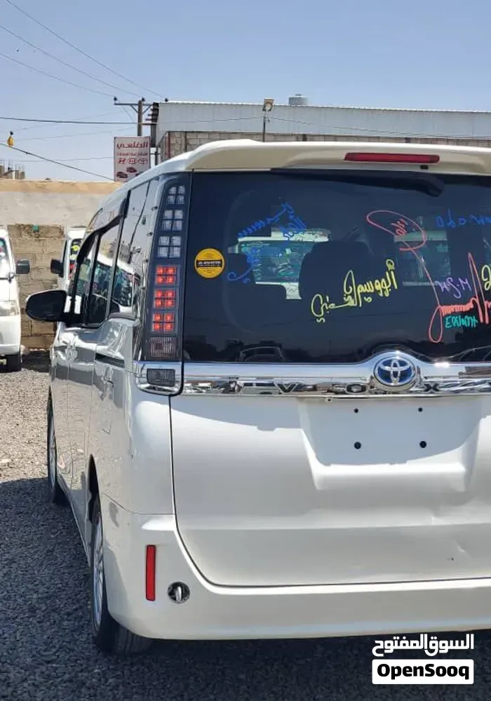 Toyota Voxy 2017 photo 2