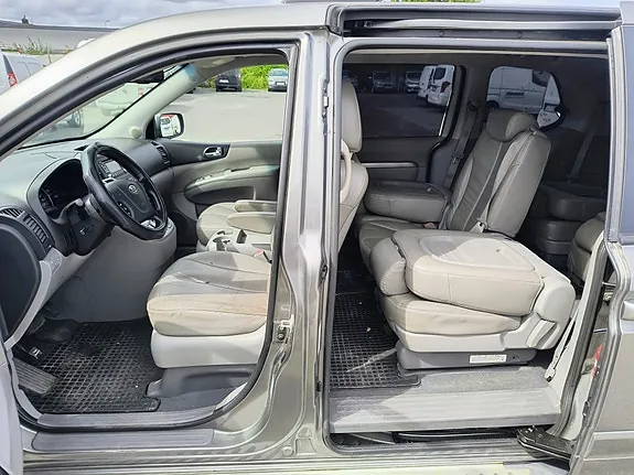 Kia Carnival 2011 photo 3