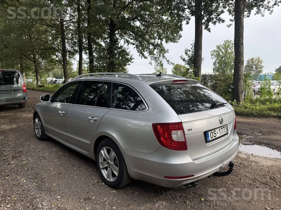 Skoda Superb 2010 photo 3