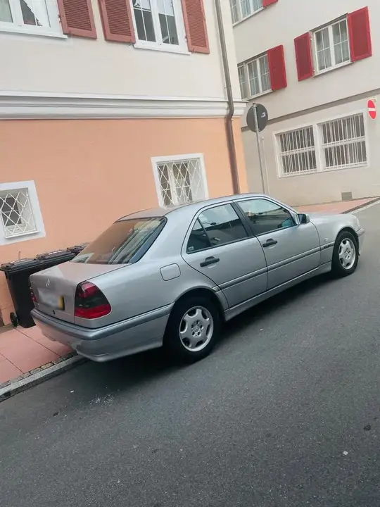 Mercedes-Benz C180
