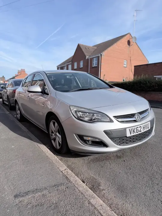 Vauxhall Astra 2012 photo 2