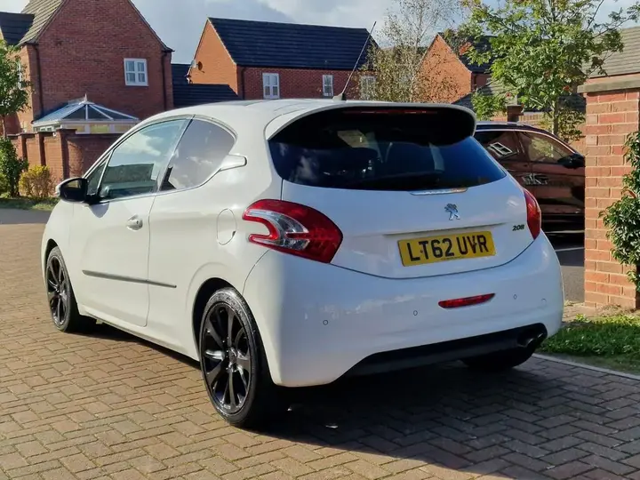 Peugeot 208 2012 photo 4