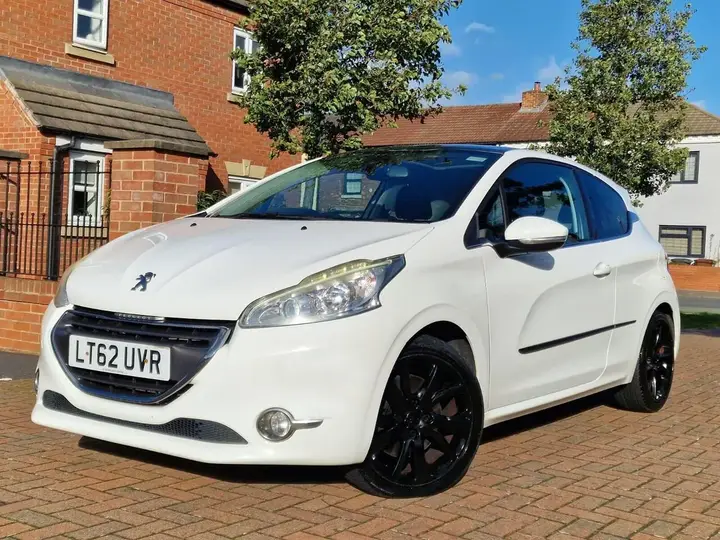 Peugeot 208 2012 photo 3