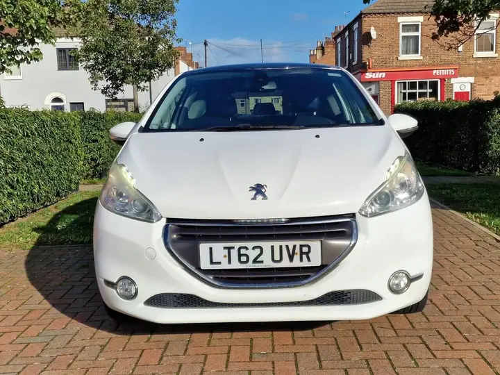 Peugeot 208 2012 photo 2