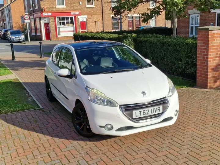 Peugeot 208 2012 photo 5