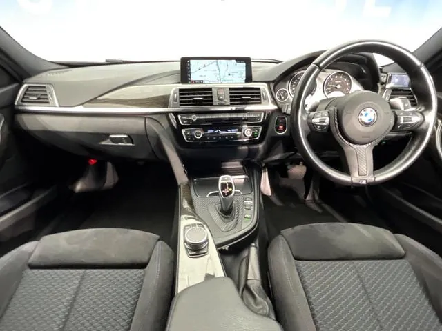 BMW 3 Series 2018 photo 2