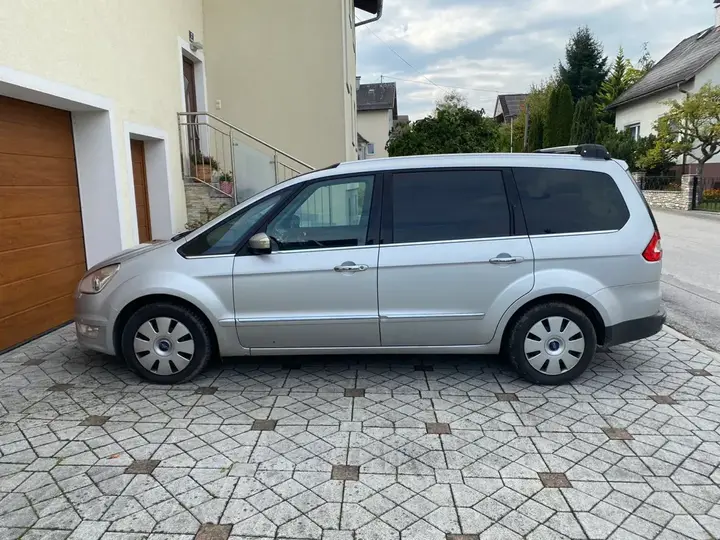 Ford Galaxy 2010 photo 2