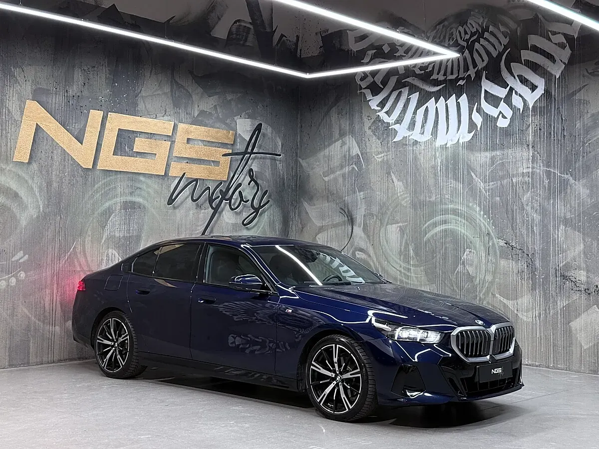BMW 5 Series 2023 photo 2