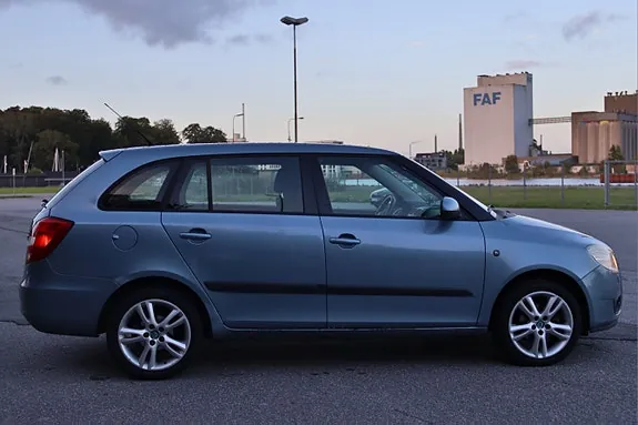 Skoda Fabia 2008 photo 2