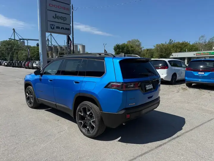 Jeep Cherokee 2026 photo 2