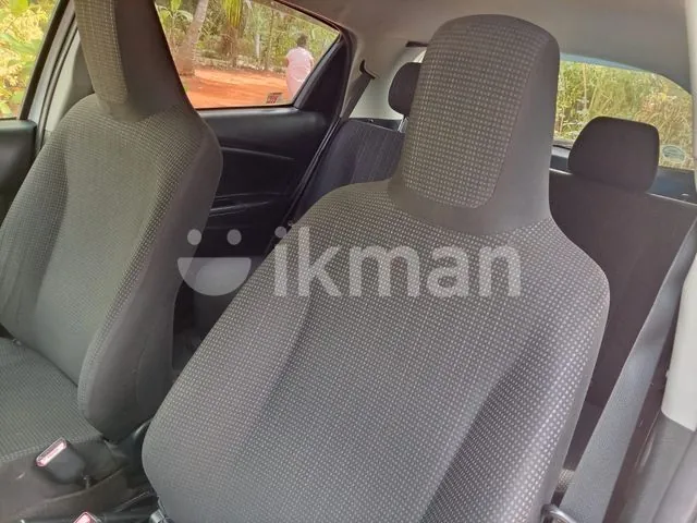 Toyota Vitz 2018 photo 2
