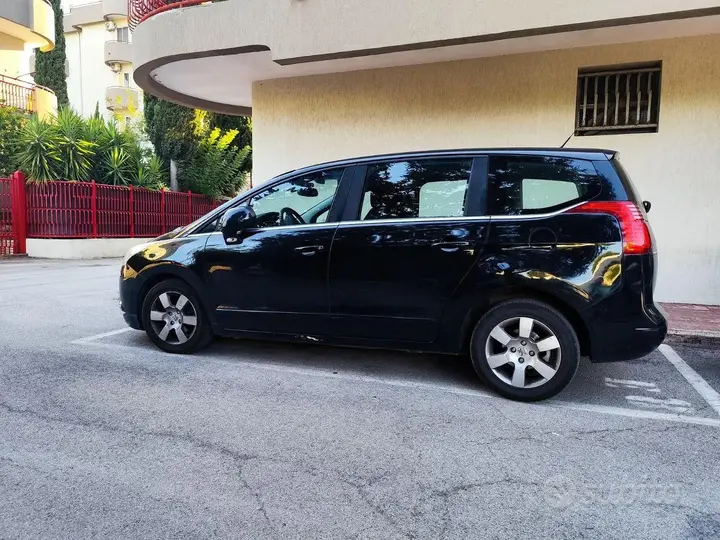 Peugeot 5008 2011 photo 3